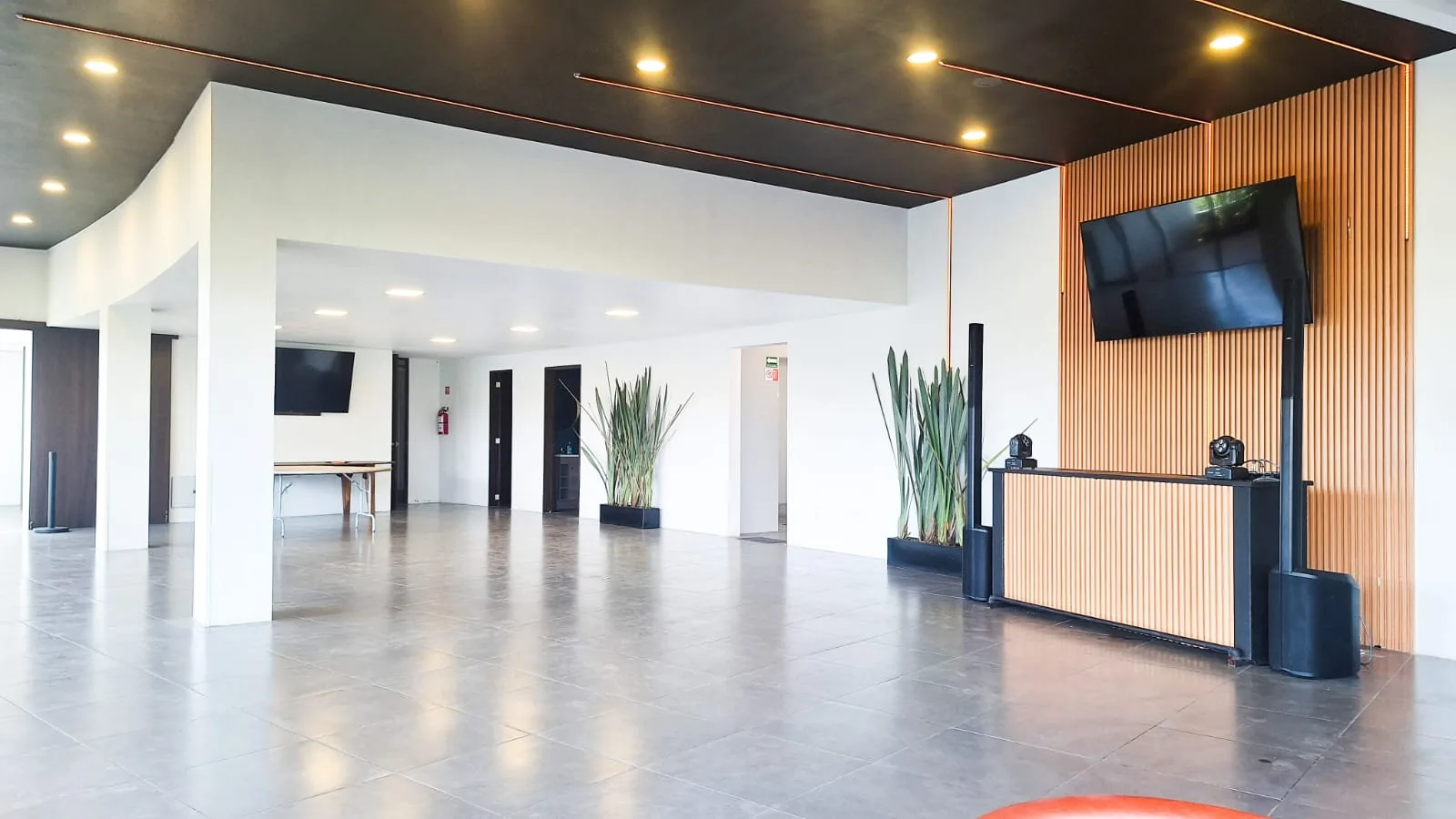 Vista de la terraza Deck One Polanco al atardecer, rooftop premium en CDMX para eventos hasta 150 personas