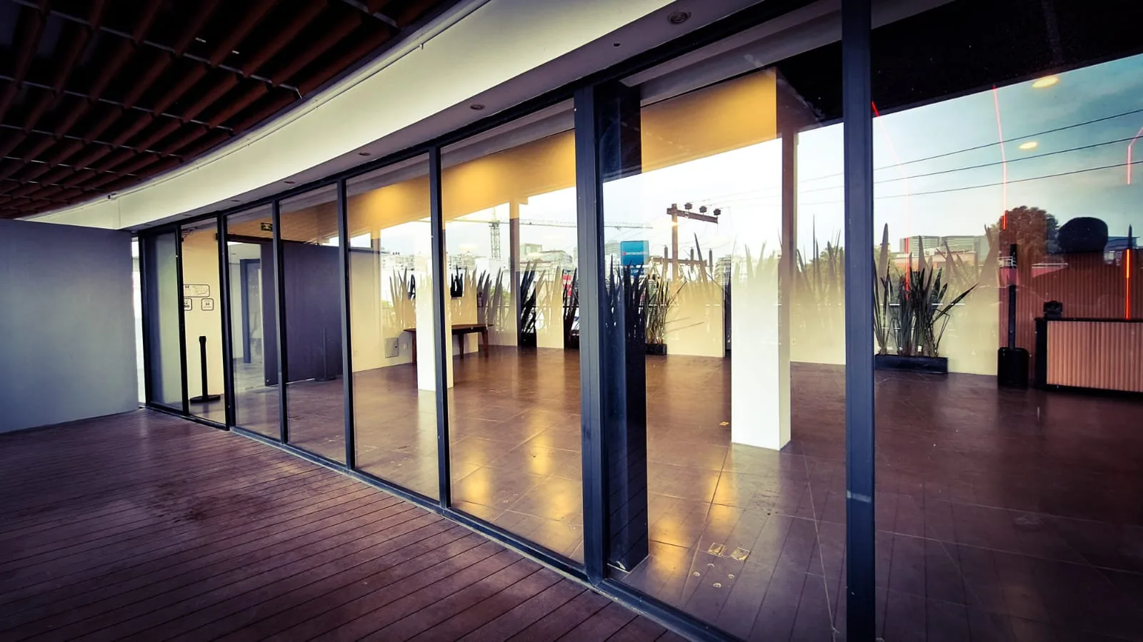 Espacio interior de Deck One Polanco con luz natural, ideal para bodas y eventos corporativos en CDMX
