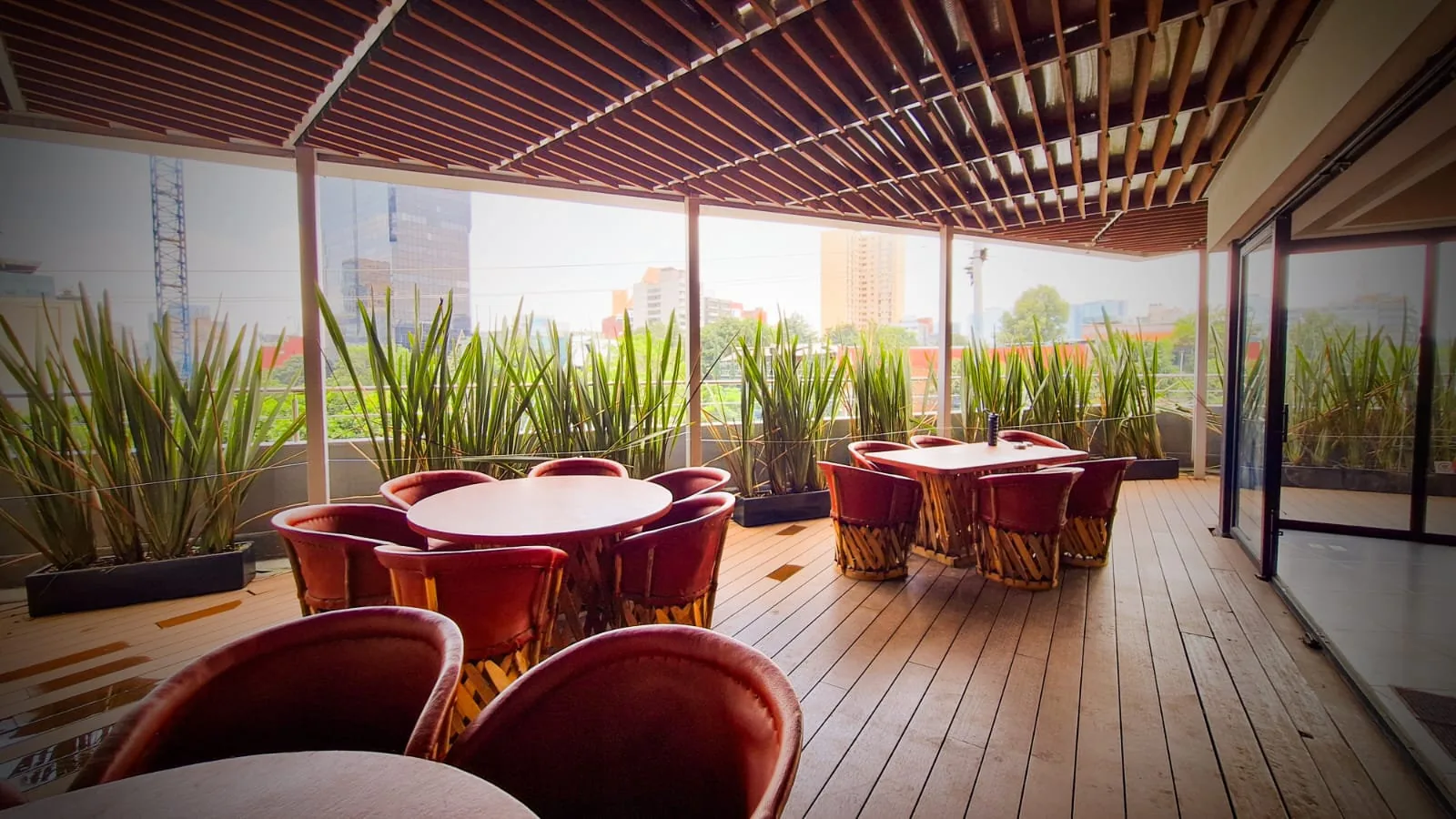 Vista de la terraza Deck One Polanco al atardecer, rooftop premium en CDMX para eventos hasta 150 personas