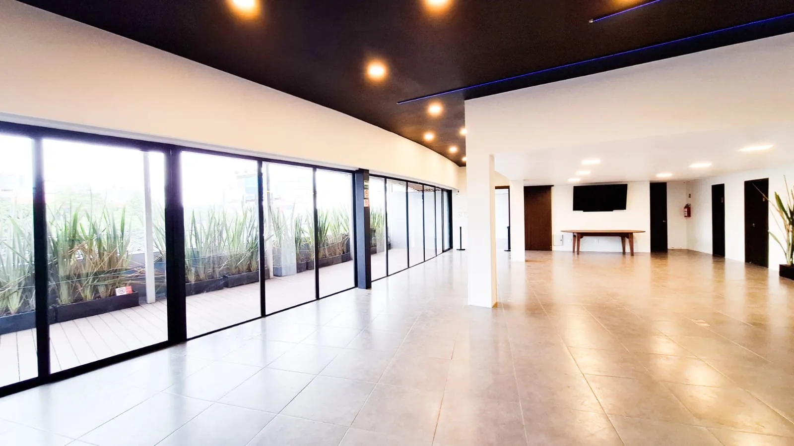 Espacio interior de Deck One Polanco con luz natural, ideal para bodas y eventos corporativos en CDMX