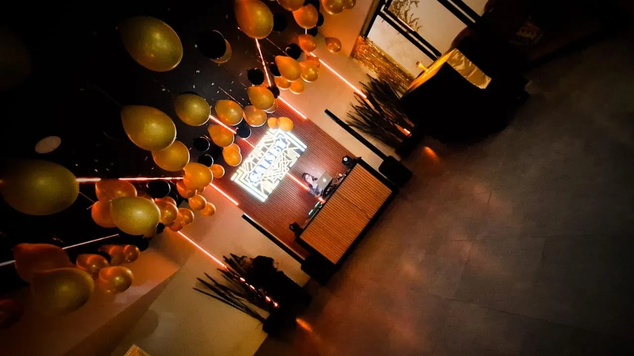 Montaje formal de evento en la terraza Deck One Polanco, venue premium en CDMX