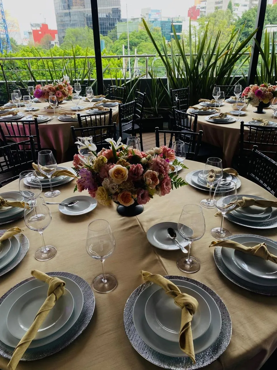 Decoración elegante en Deck One Polanco para boda o evento social premium en CDMX