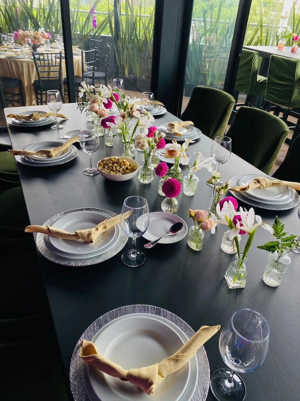 Detalle de centro de mesa en Deck One Polanco para boda o evento premium en CDMX