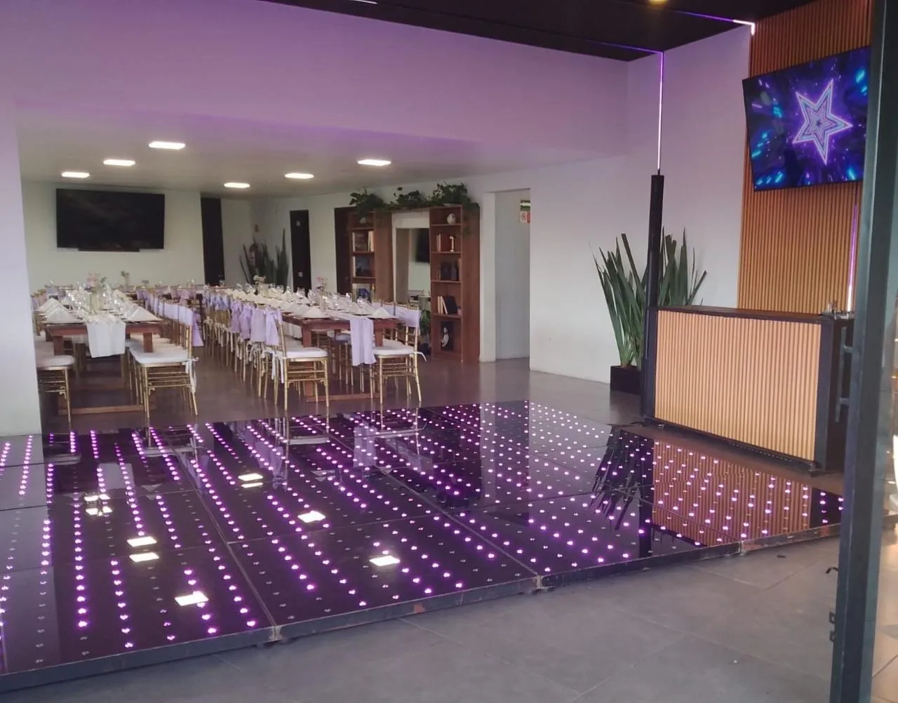 Banquete formal en Deck One Polanco, terraza para eventos hasta 150 personas en CDMX