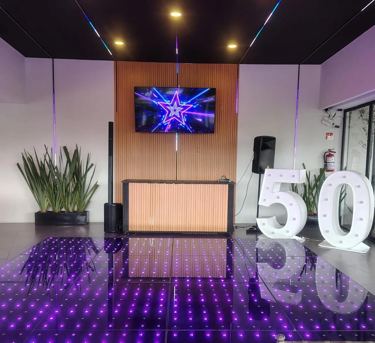 Montaje de boda con mesas redondas en Deck One Polanco, terraza para eventos hasta 150 personas