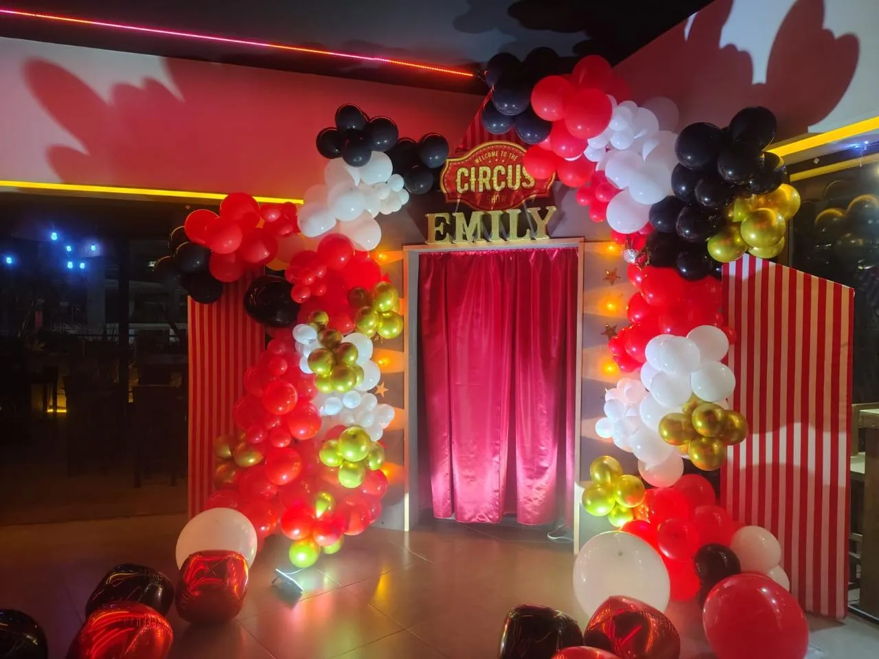 Celebración de cumpleaños con iluminación LED en Deck One Polanco, eventos sociales en CDMX