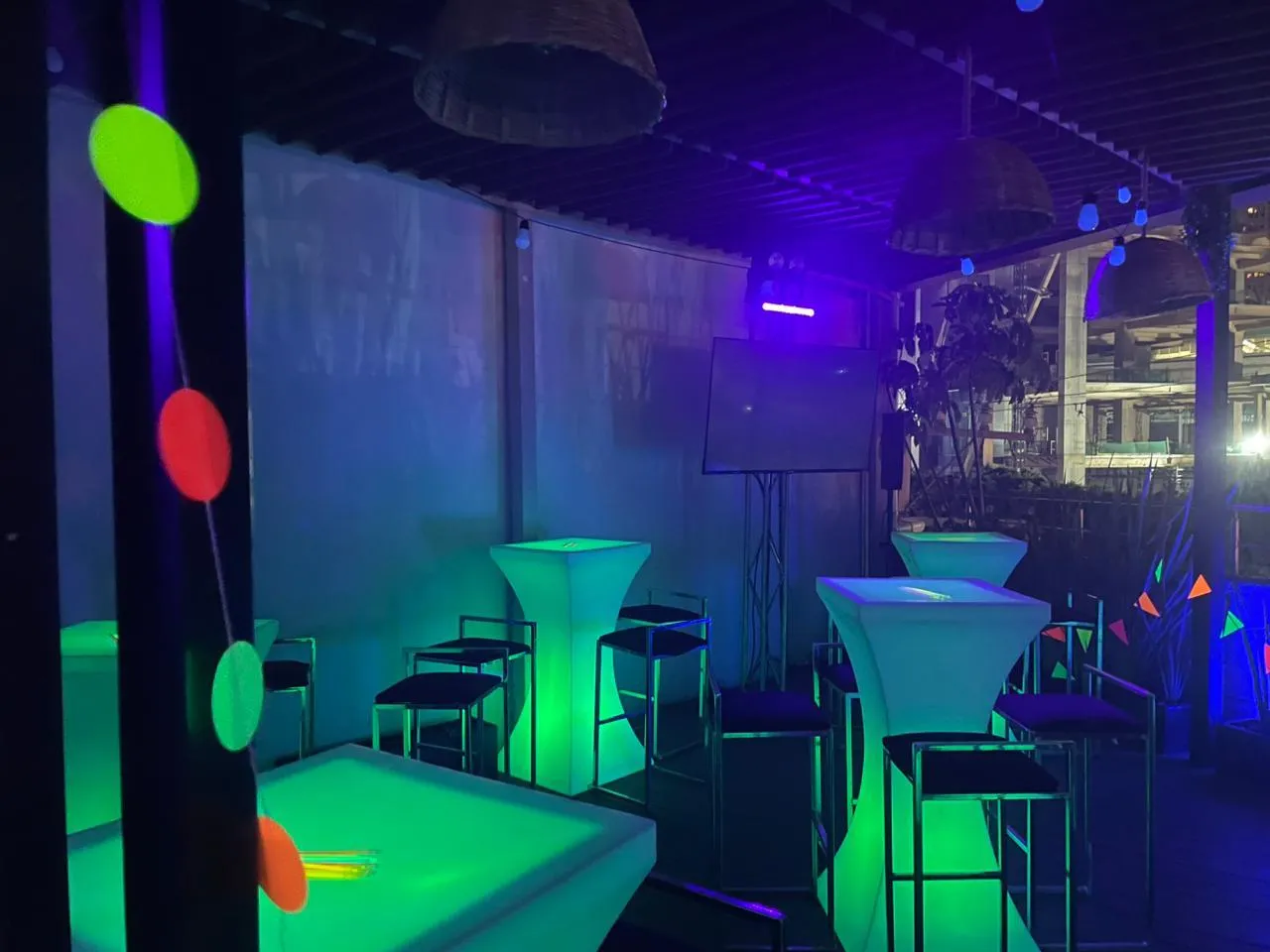 Banquete formal en Deck One Polanco, terraza para eventos hasta 150 personas en CDMX