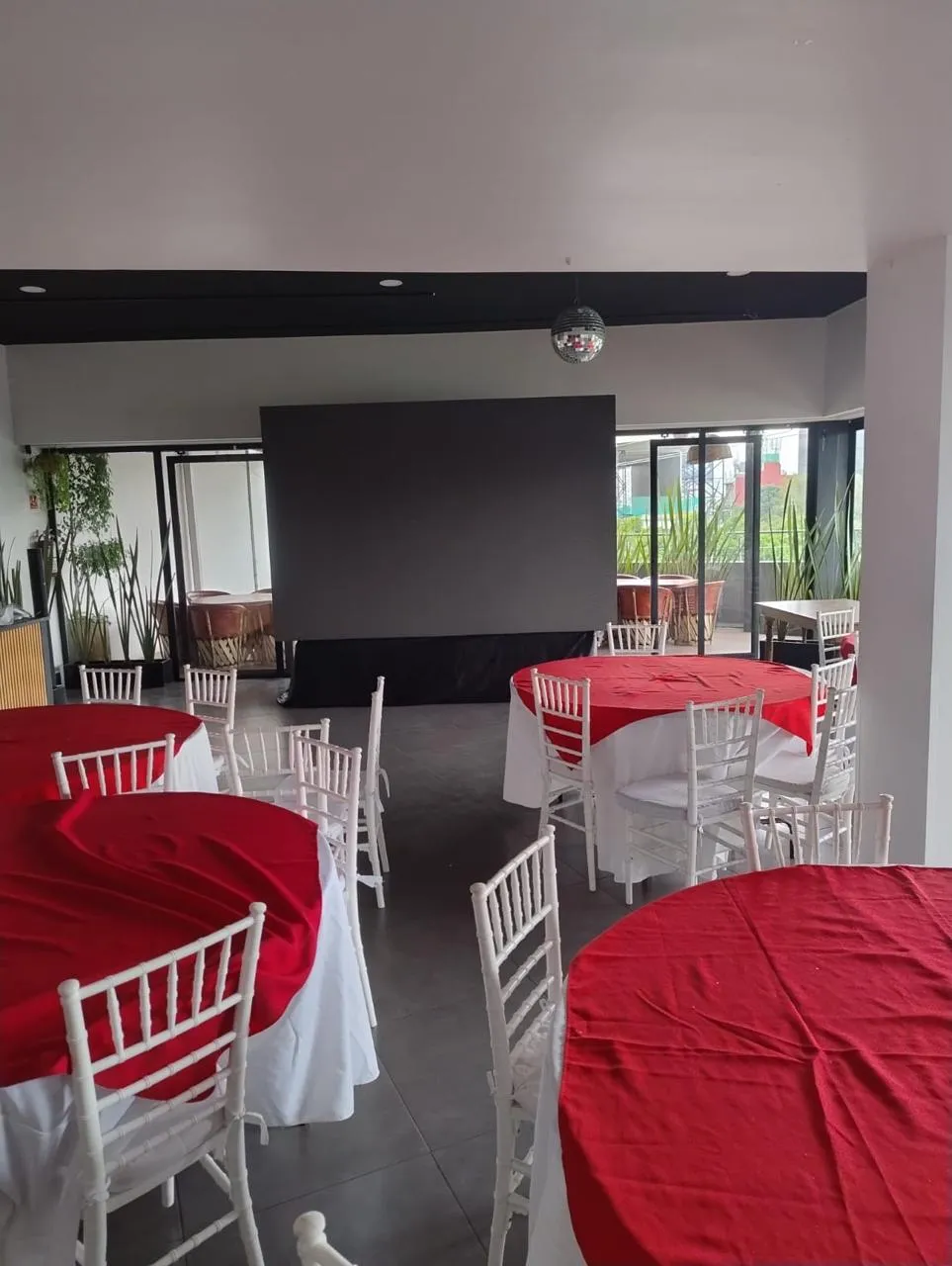 Montaje de boda con mesas redondas en Deck One Polanco, terraza para eventos hasta 150 personas